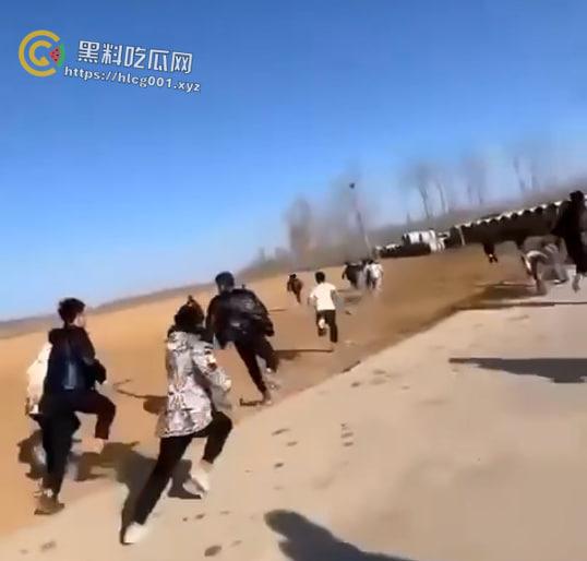 精神小伙战斗合集来了 国产小年轻群殴堪比古惑仔 现在的年轻人动起手真是不知道轻重-4