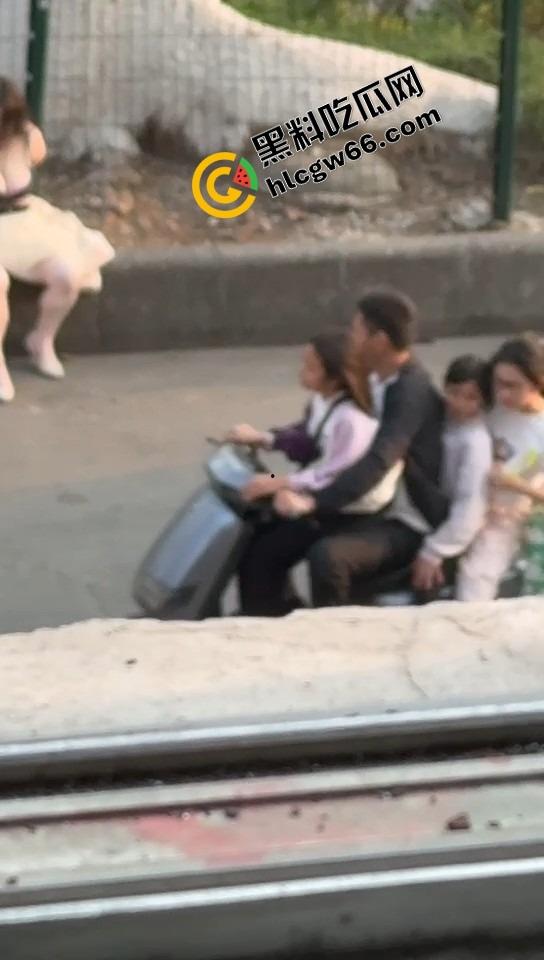 微胖美女整理奶罩全程高能!肉弹战车缓缓启动,这晃动幅度不是谁的内衣都扛得住的!-1