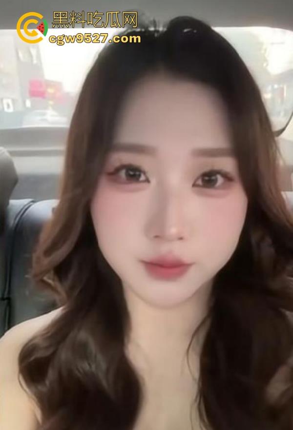 海角乱伦,边看电影边被嫂子疯狂色诱,埋头口交,老汉推车式猛插,无套内射精液流了嫂子一腿!-1