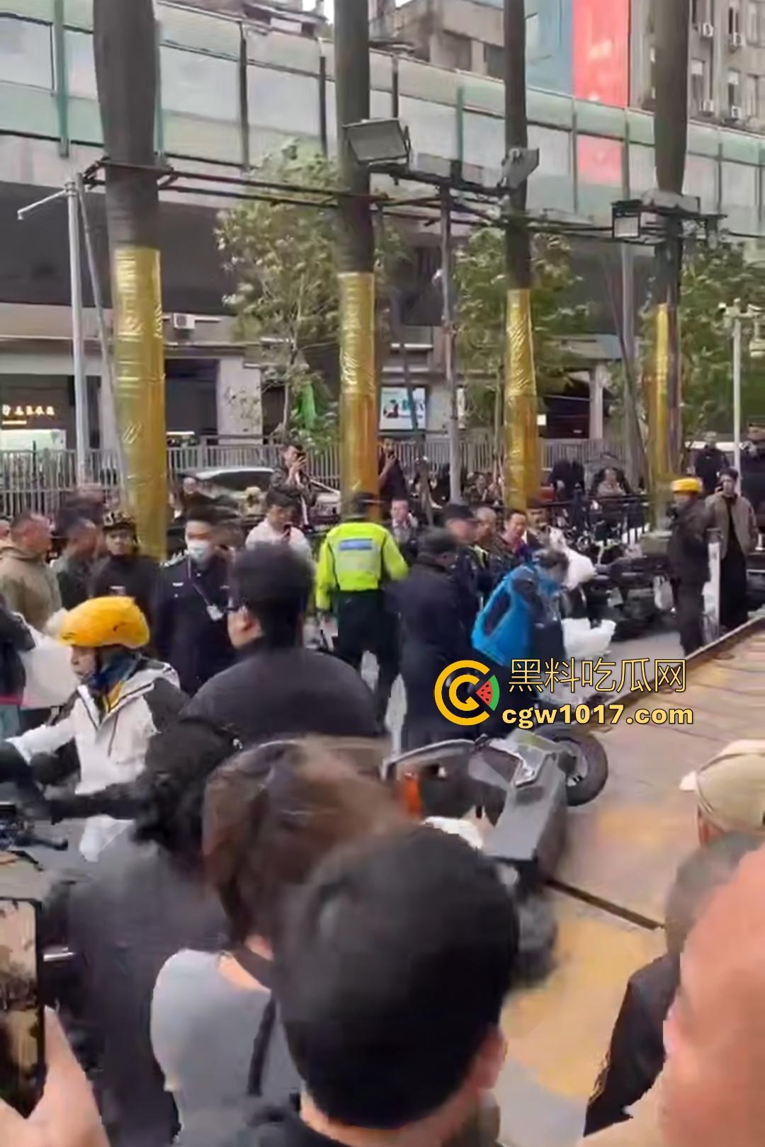 11月17日交警拖车引骑手强烈不满,外卖小哥怒砸电动车,多人拉扯互殴现场混乱,饿了么小哥直接吼警察!-1