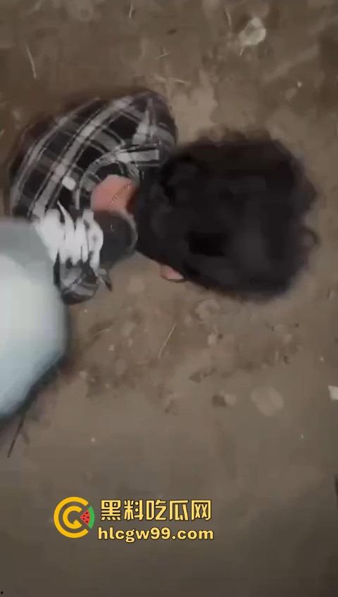 河北精神小伙直接把人埋土里玩活埋,现实版黑社会上演,影视剧诚不欺我,宇将军后继有人!-5