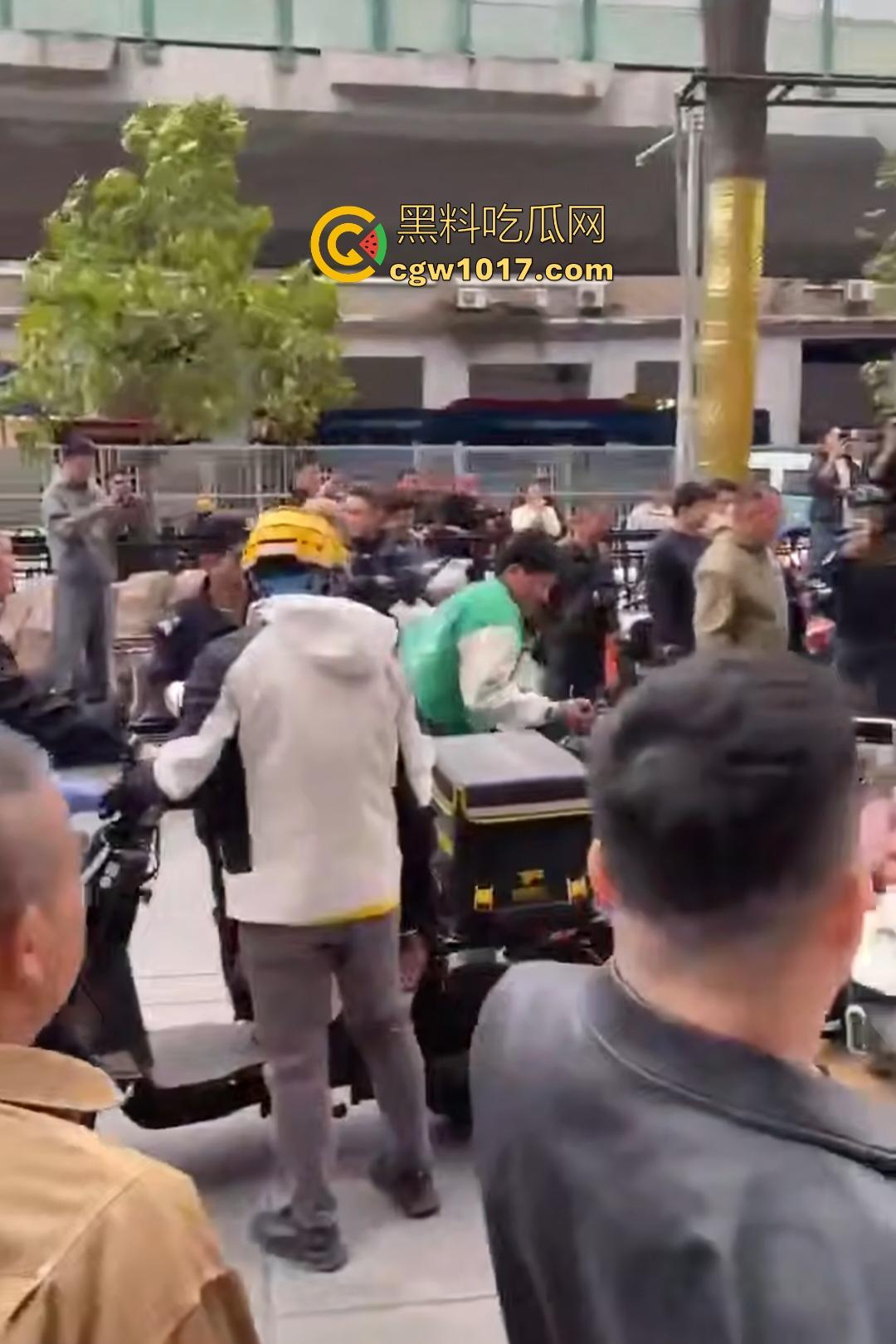11月17日交警拖车引骑手强烈不满,外卖小哥怒砸电动车,多人拉扯互殴现场混乱,饿了么小哥直接吼警察!-2
