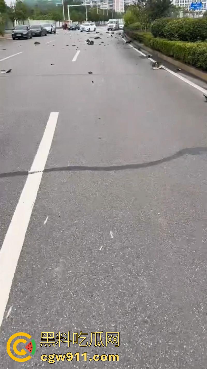 武汉小米汽车撞警察,地板油加速起步,本想装个大的结果翻车,警察当场撞死,小米汽车碎一地!-5