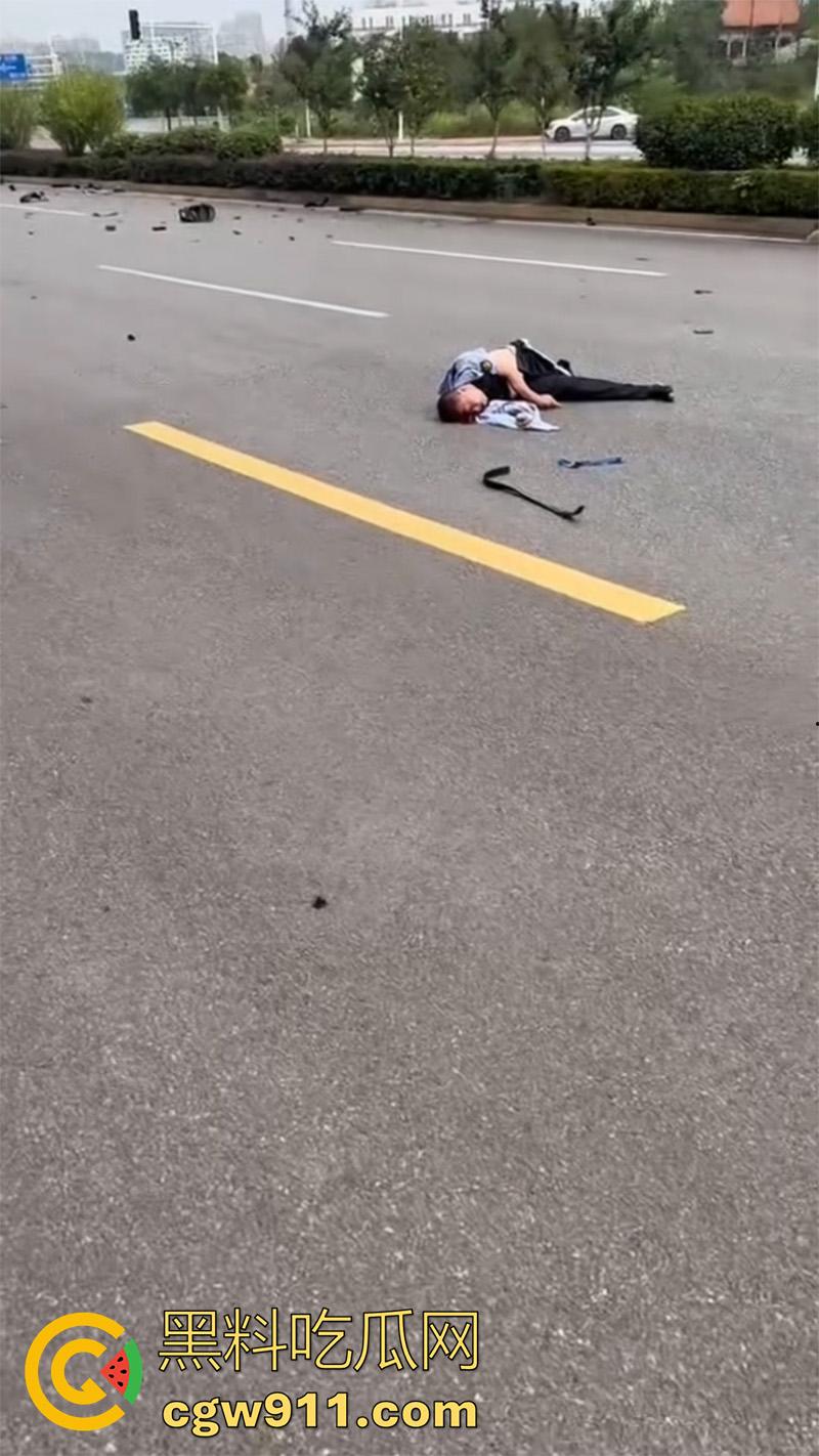 武汉小米汽车撞警察,地板油加速起步,本想装个大的结果翻车,警察当场撞死,小米汽车碎一地!-6