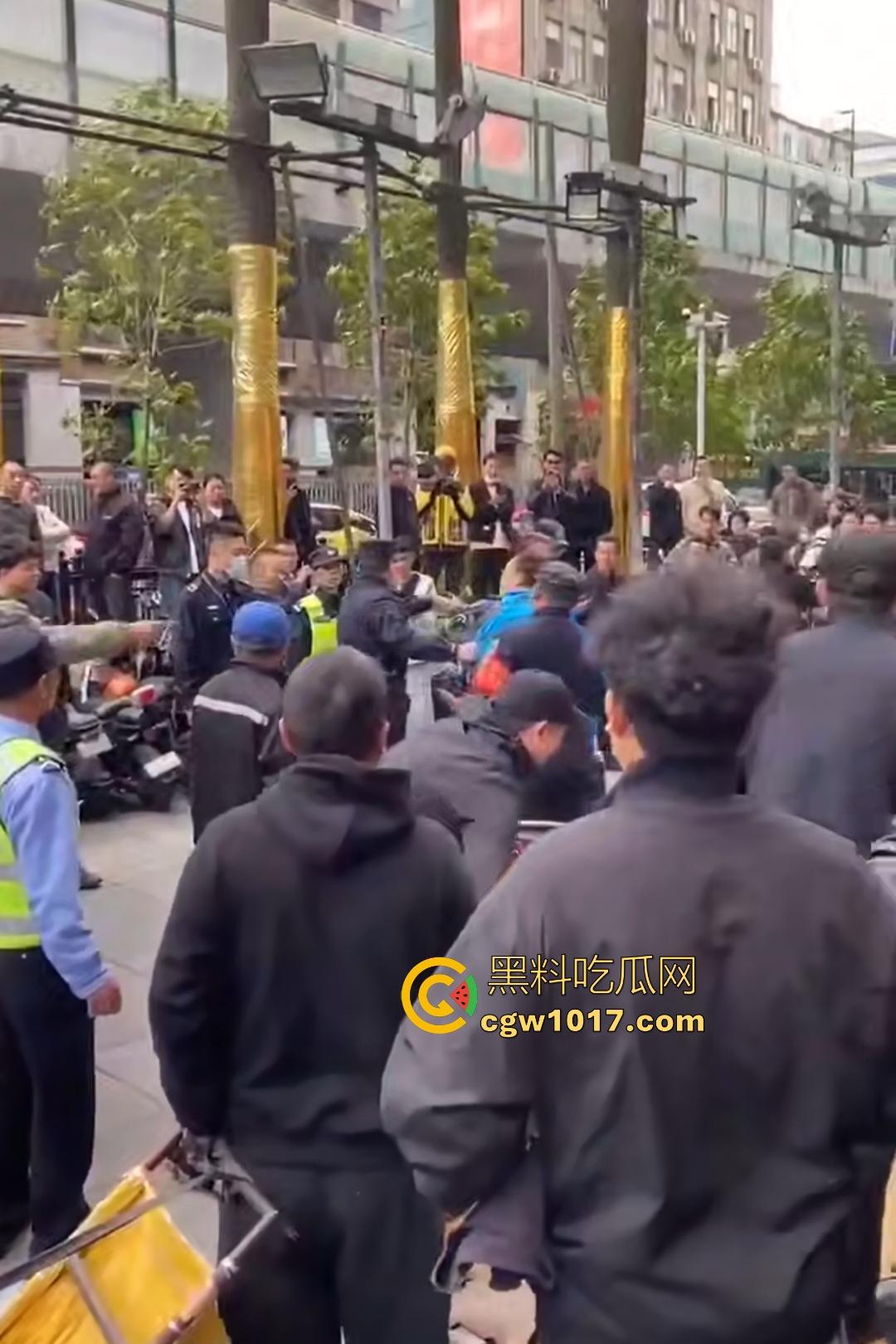 11月17日交警拖车引骑手强烈不满,外卖小哥怒砸电动车,多人拉扯互殴现场混乱,饿了么小哥直接吼警察!-4
