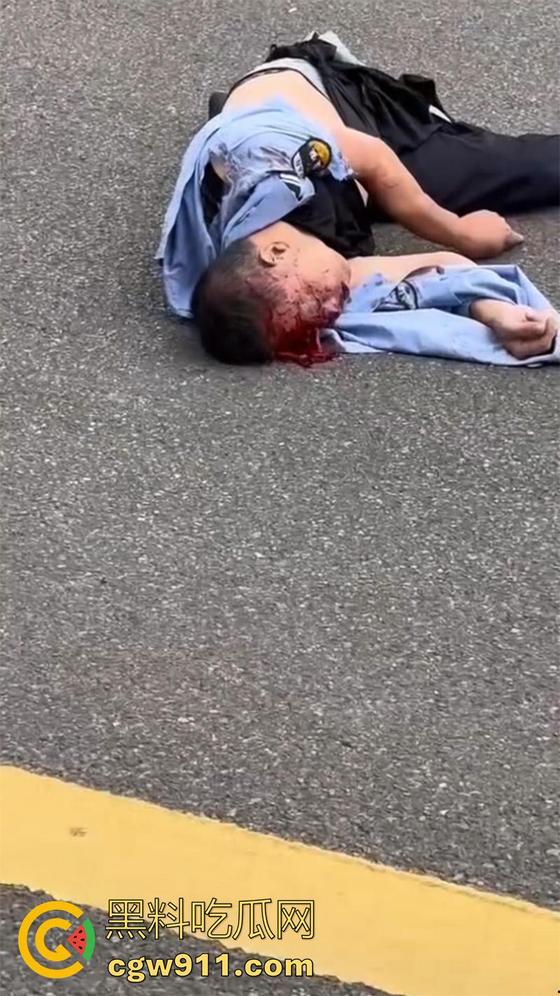 武汉小米汽车撞警察,地板油加速起步,本想装个大的结果翻车,警察当场撞死,小米汽车碎一地!-7