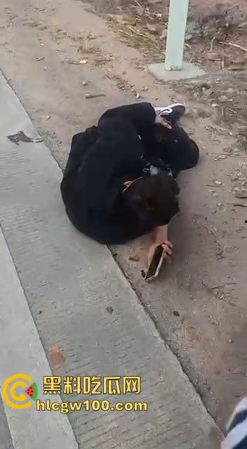 比亚迪秦村路超速强行超车,两名学生当场死亡,老父亲抱着儿子痛苦哀嚎-2