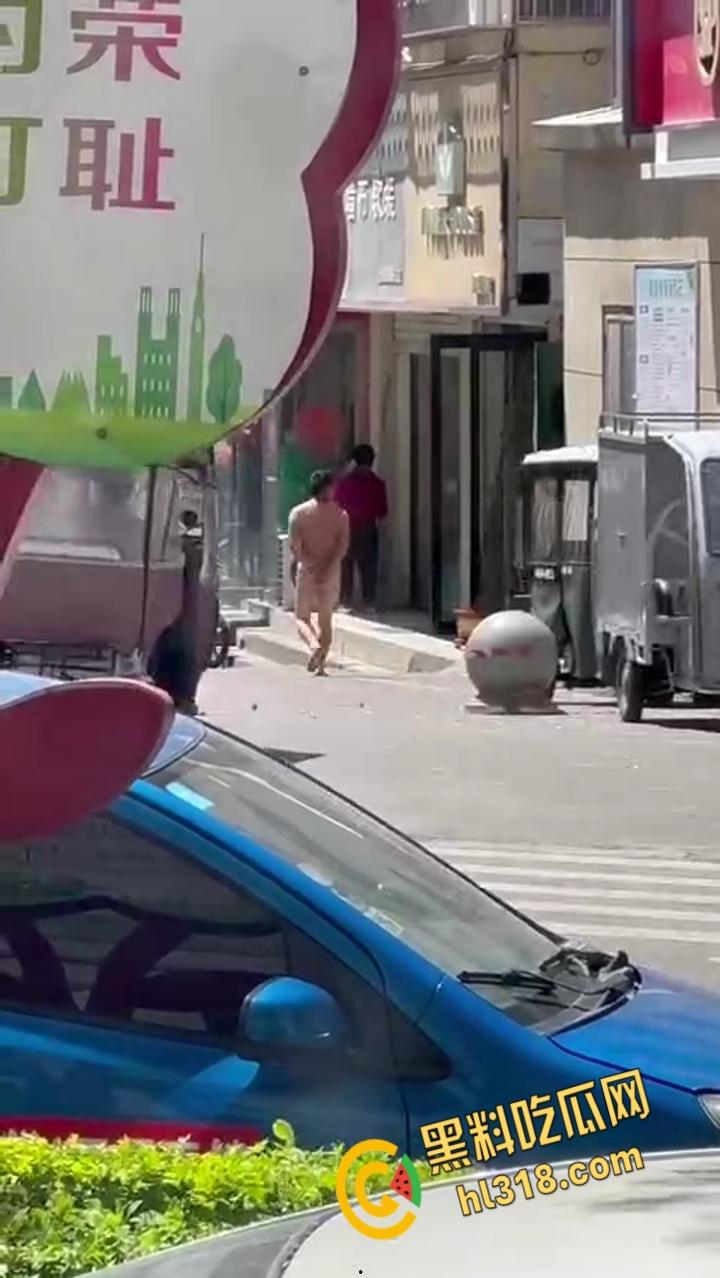 这年头真啥人都有,江西鹰潭惊现裸奔男,光腚推大妈摩托,吓得阿姨尖叫逃窜,还全裸探店吓傻街边店铺!-5