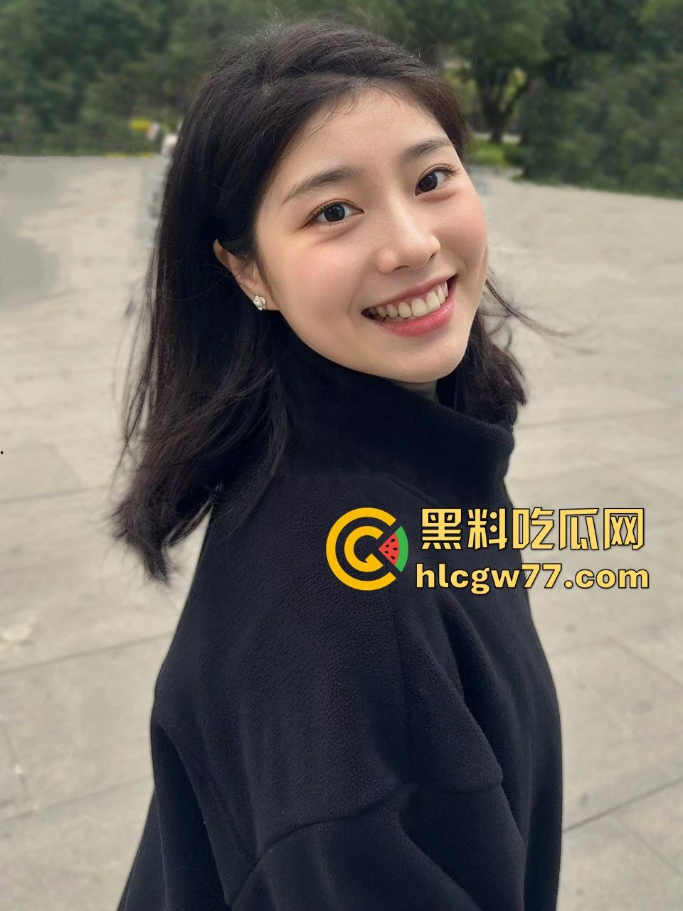 大学生真会玩!情侣在学校食堂沙发上做爱被偷拍 ,现场被人拍下疯传-1