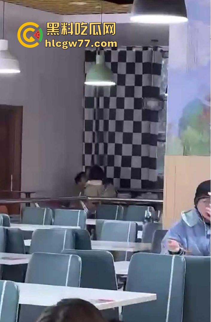 大学生真会玩!情侣在学校食堂沙发上做爱被偷拍 ,现场被人拍下疯传-3