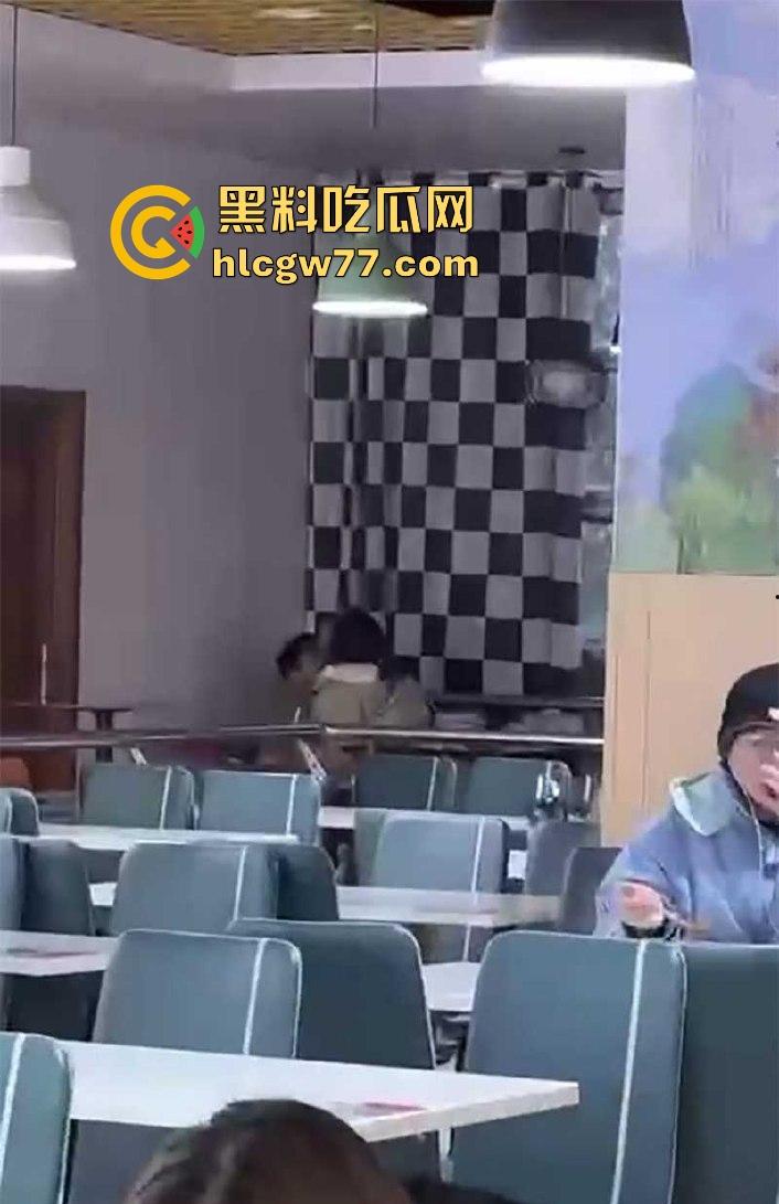 大学生真会玩!情侣在学校食堂沙发上做爱被偷拍 ,现场被人拍下疯传-4