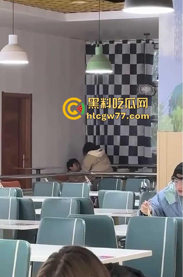 大学生真会玩!情侣在学校食堂沙发上做爱被偷拍 ,现场被人拍下疯传-5