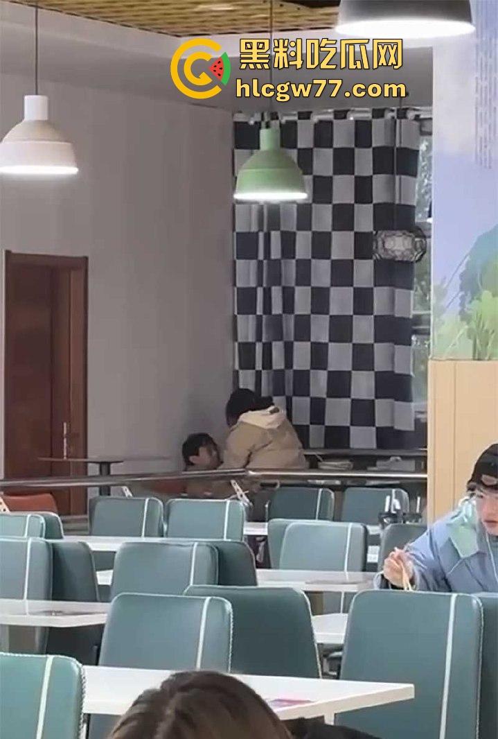 大学生真会玩!情侣在学校食堂沙发上做爱被偷拍 ,现场被人拍下疯传-6
