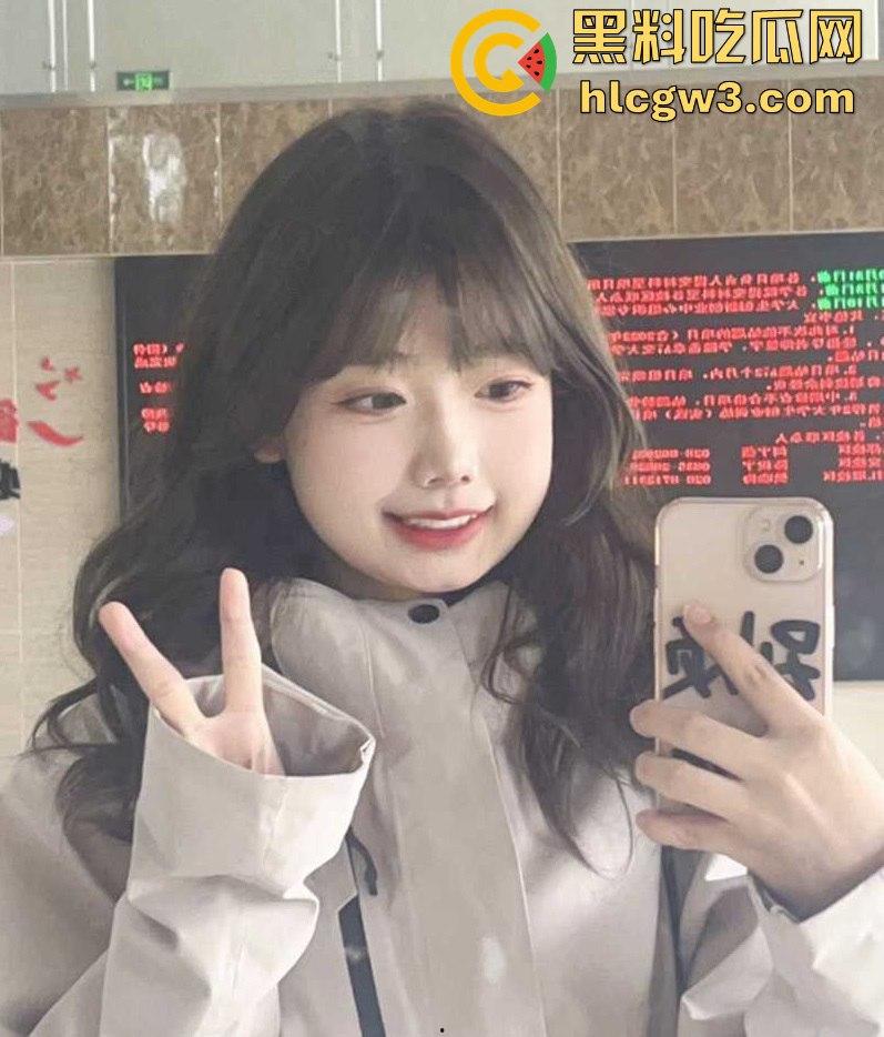 华南科技师范大学清纯女神【康雅婷】不雅视频外泄!黑丝美腿被男友扛起无套猛操,最后颜射全程劲爆!-1