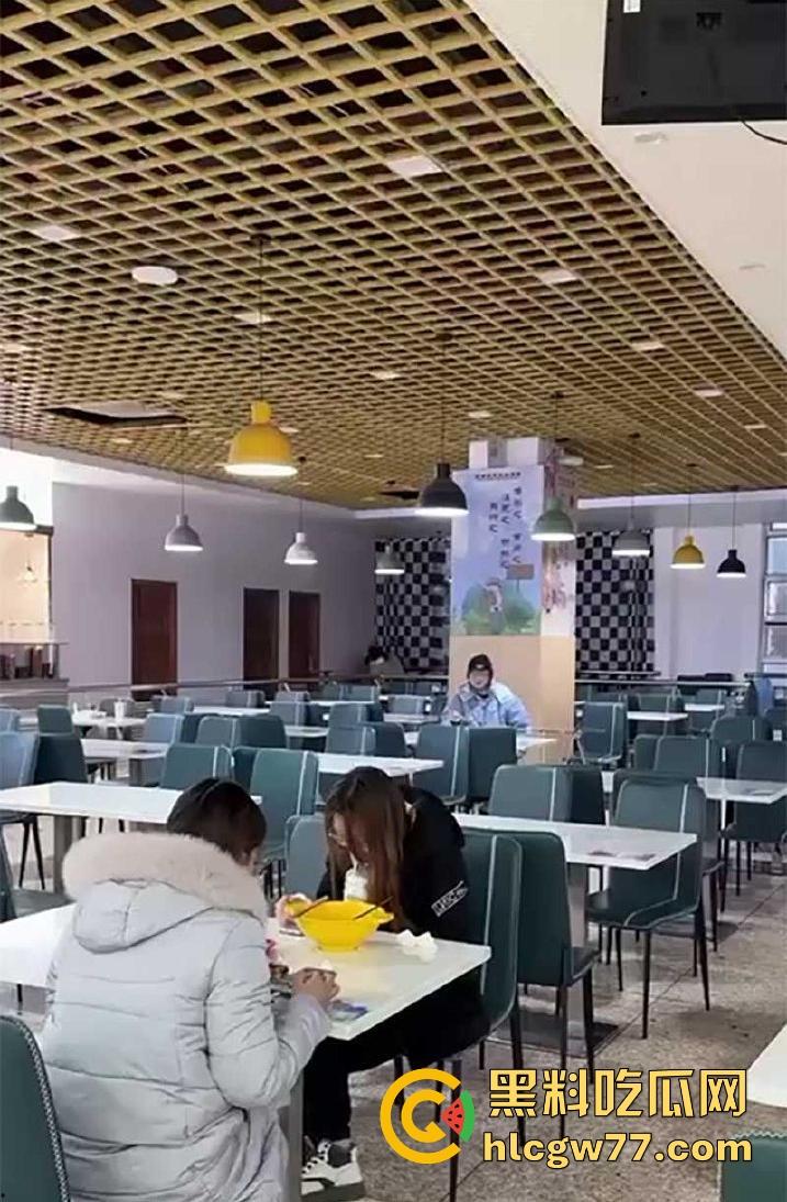 大学生真会玩!情侣在学校食堂沙发上做爱被偷拍 ,现场被人拍下疯传-7