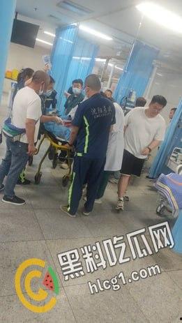 沈阳铁西区兴华南街疑似屠夫职业的光头发生无差别砍人事件,一老一女一年轻男子被杀 现场视频流出-2