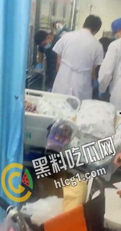 沈阳铁西区兴华南街疑似屠夫职业的光头发生无差别砍人事件,一老一女一年轻男子被杀 现场视频流出-5