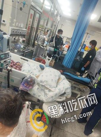 沈阳铁西区兴华南街疑似屠夫职业的光头发生无差别砍人事件,一老一女一年轻男子被杀 现场视频流出-6