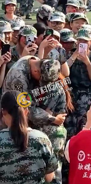 畜生！高一军训教官当众表白小姑娘  不知廉耻对高中生下手 还当众亲上了-5