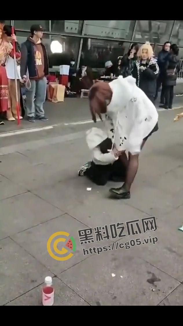 漫展逆天小孩!往人脸上喷发胶 屁股坐脸 脱人裤子 被暴躁女coser正义执行 闹到报警-4