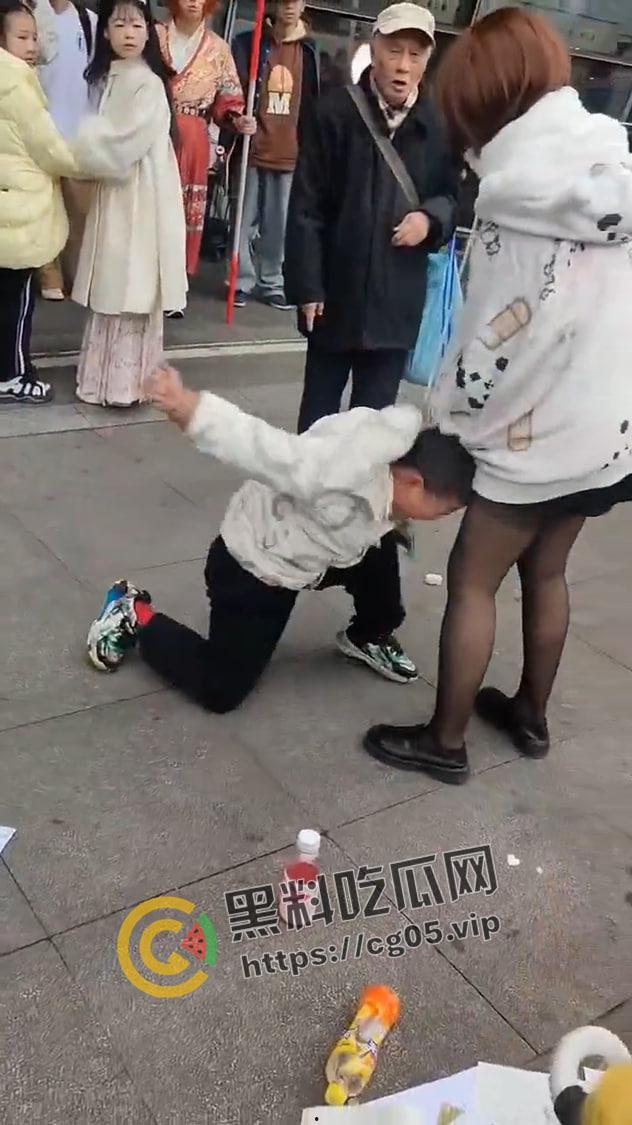 漫展逆天小孩!往人脸上喷发胶 屁股坐脸 脱人裤子 被暴躁女coser正义执行 闹到报警-5