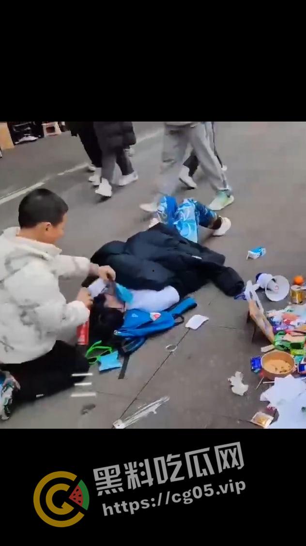 漫展逆天小孩!往人脸上喷发胶 屁股坐脸 脱人裤子 被暴躁女coser正义执行 闹到报警-6