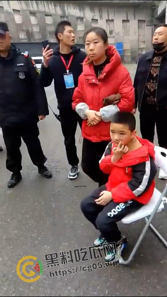 漫展逆天小孩!往人脸上喷发胶 屁股坐脸 脱人裤子 被暴躁女coser正义执行 闹到报警-7