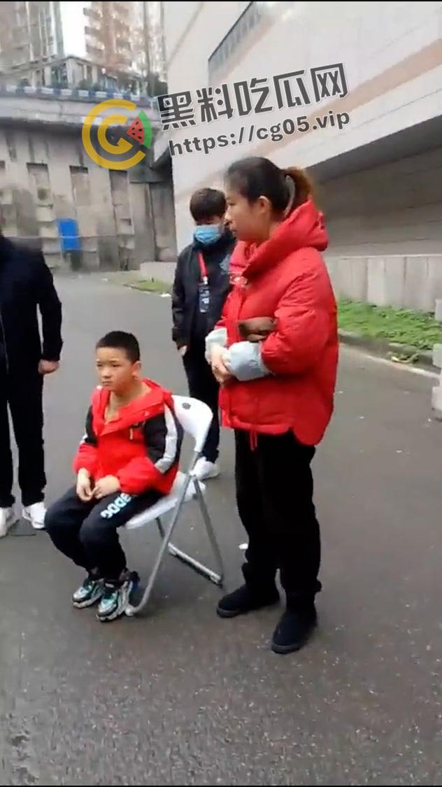 漫展逆天小孩!往人脸上喷发胶 屁股坐脸 脱人裤子 被暴躁女coser正义执行 闹到报警-8