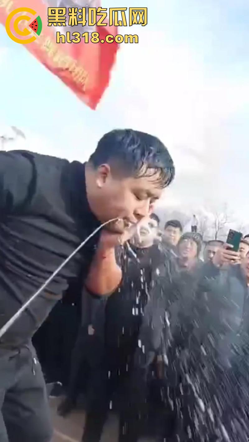 辽宁营口大石桥,对棚低俗表演现场实拍,各种钢针穿刺,铁链穿肉拉伸,玩的真够变态的啊!-3