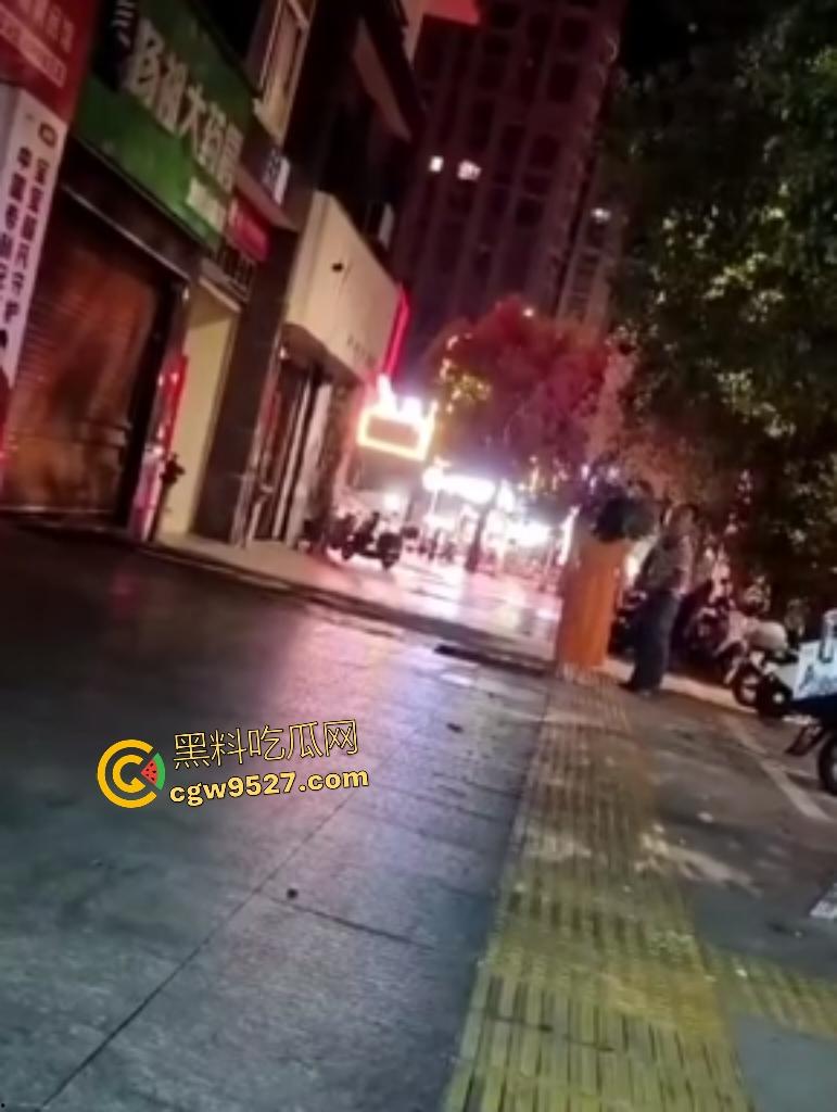 福建三明扬祖大药房老板娘偷情,被老公当场抓到,情夫躲药店不敢出来,路人看这女人这么老以为是他妈!-2