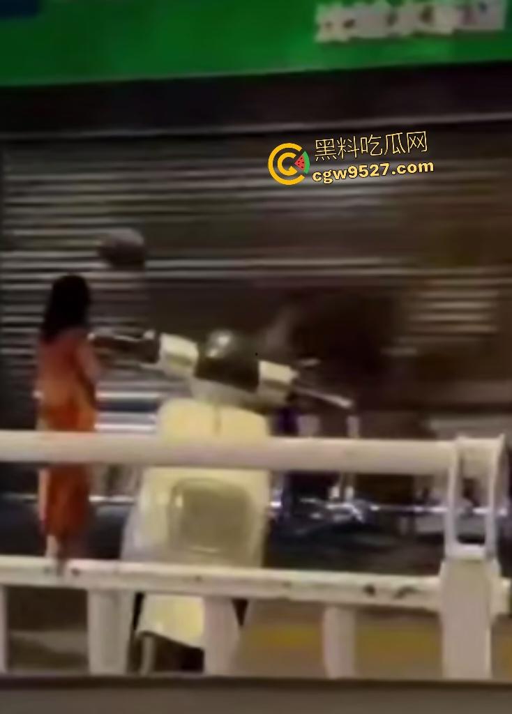 福建三明扬祖大药房老板娘偷情,被老公当场抓到,情夫躲药店不敢出来,路人看这女人这么老以为是他妈!-4