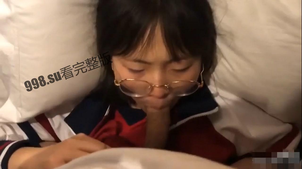 河南实验高中!眼镜学妹穿校服与男友啪啪视频-1