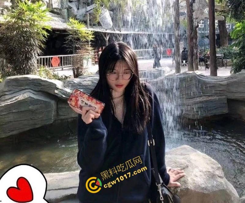 山东济南小学老师【张美玲】约炮视频泄漏: 露脸口交深喉,多姿势激情交合,清纯老师床上无比淫荡!-1