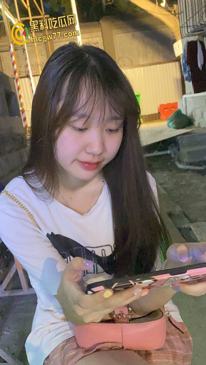 酒吧甜言约微胖小母狗,情趣女仆装下粉嫩骚穴,被猛干到浪叫爸爸不要 !-1