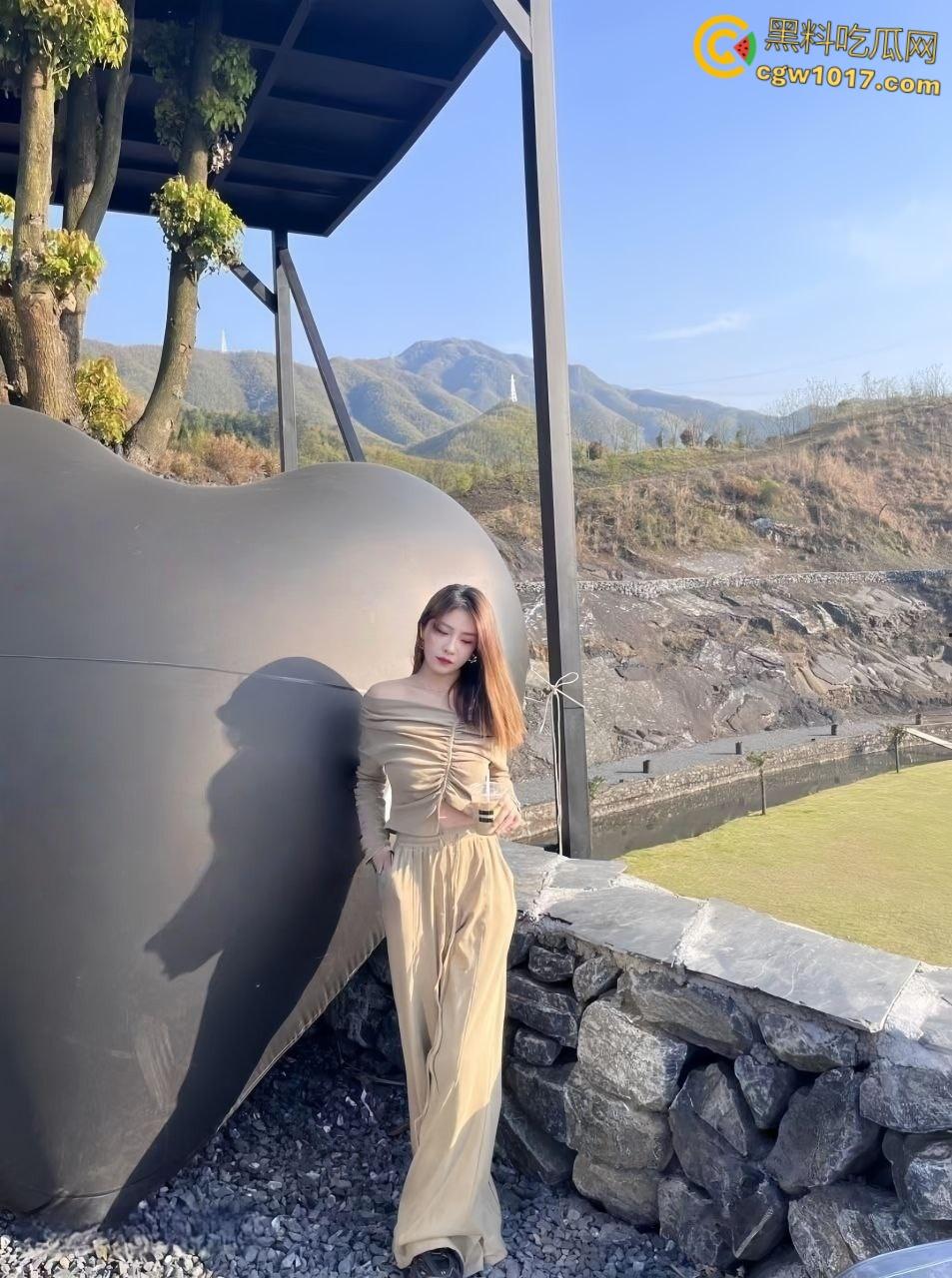 湖南涉外学院【邓妮】,骚浪小母狗露脸挨操,饥渴舔屌犹如欲兽,屌插肉穴蛋震花蒂,反差骚浪堪称极品!-2