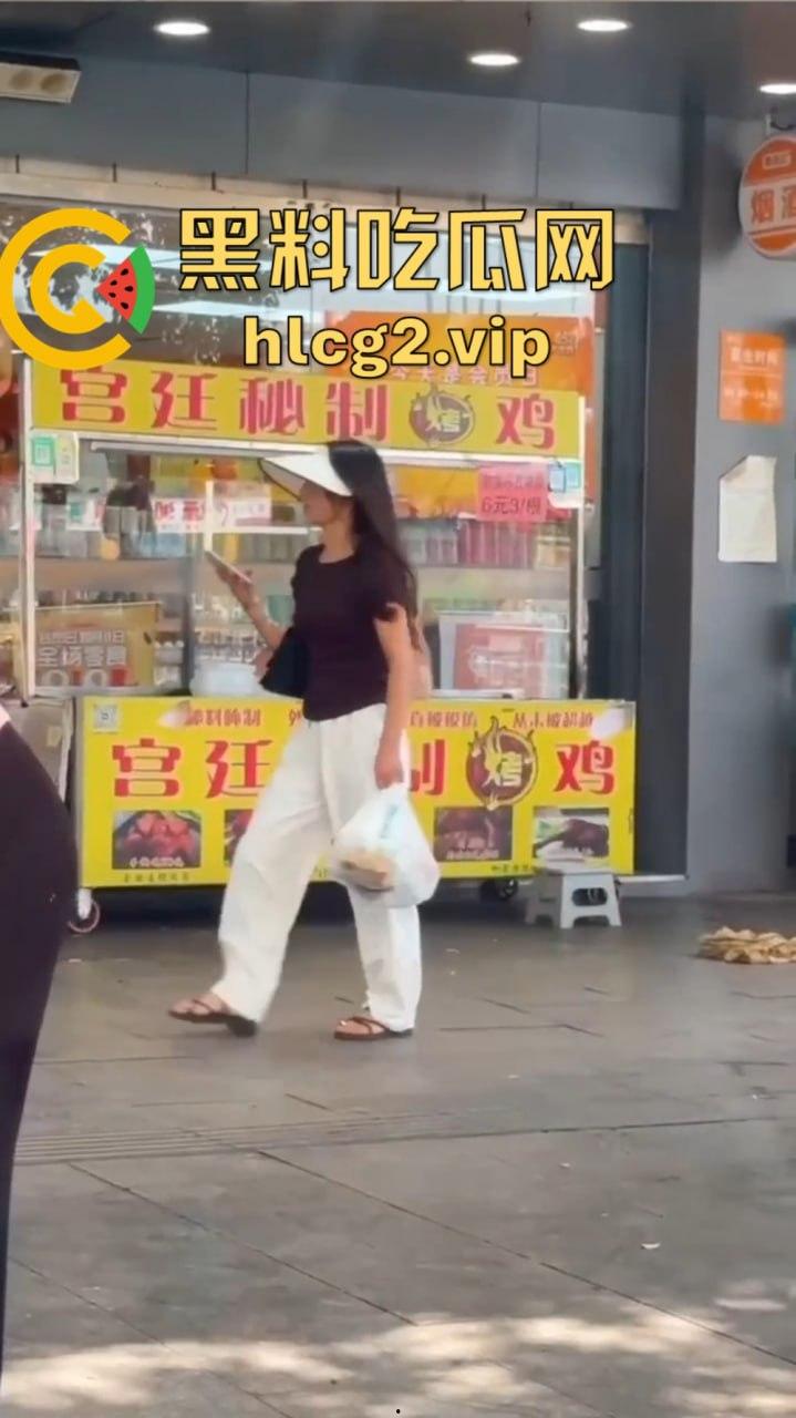 福建疯女人当街发疯!穿着内衣拿锅铲狂砸摊位,路过阿姨无辜挨锤头破血流!-1