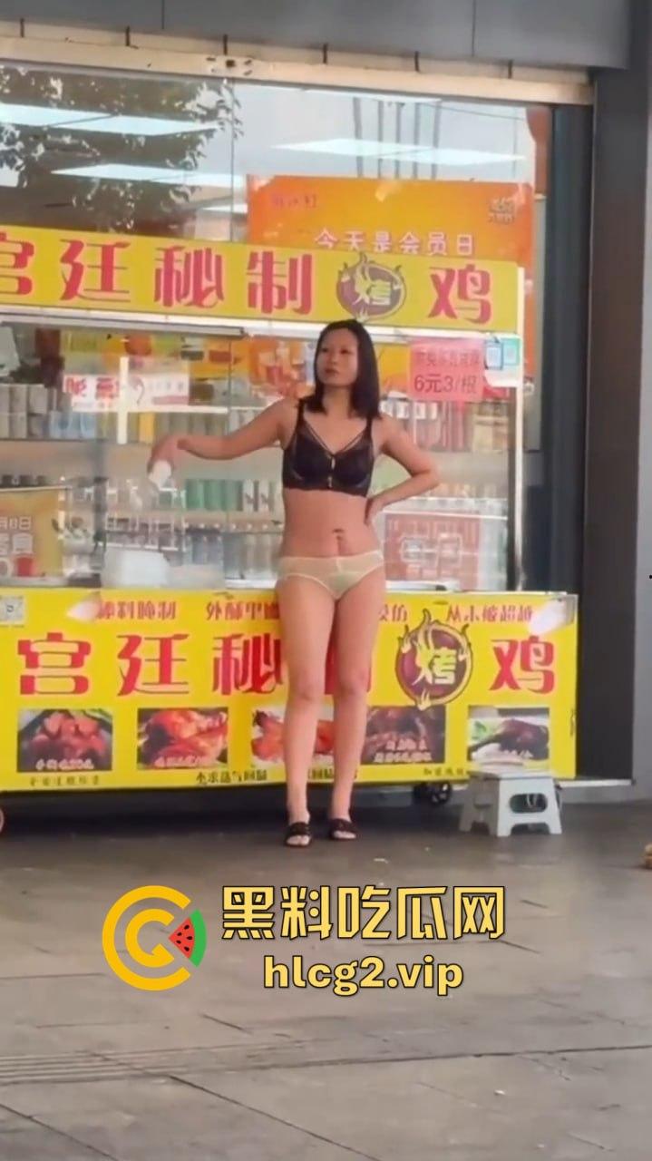 福建疯女人当街发疯!穿着内衣拿锅铲狂砸摊位,路过阿姨无辜挨锤头破血流!-11