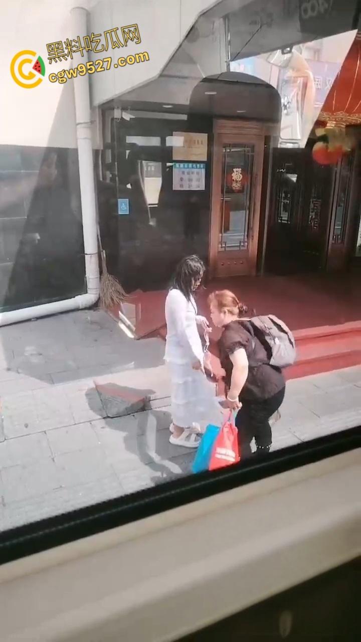 黑龙江鸡西一名女子想借网贷,做鼻子整容竟打自己老母,真白养了,群众直呼喂出个白眼狼!-5