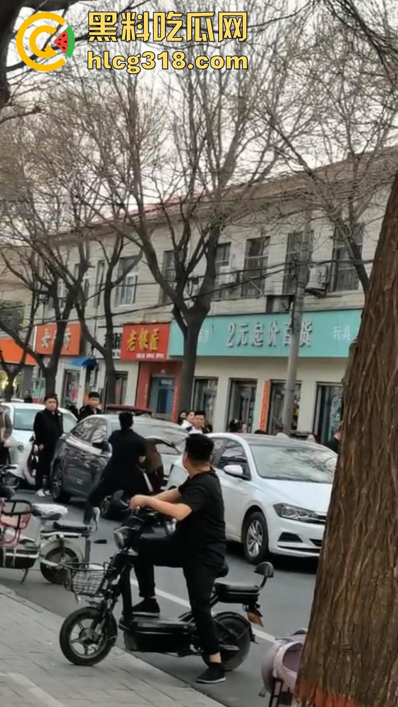 儿子为小三当街对战父母,爸妈泼皮无赖当街撒泼,儿子发疯暴怒当街殴打,这是要把儿子送进去啊!-6