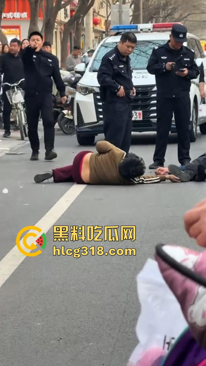 儿子为小三当街对战父母,爸妈泼皮无赖当街撒泼,儿子发疯暴怒当街殴打,这是要把儿子送进去啊!-7