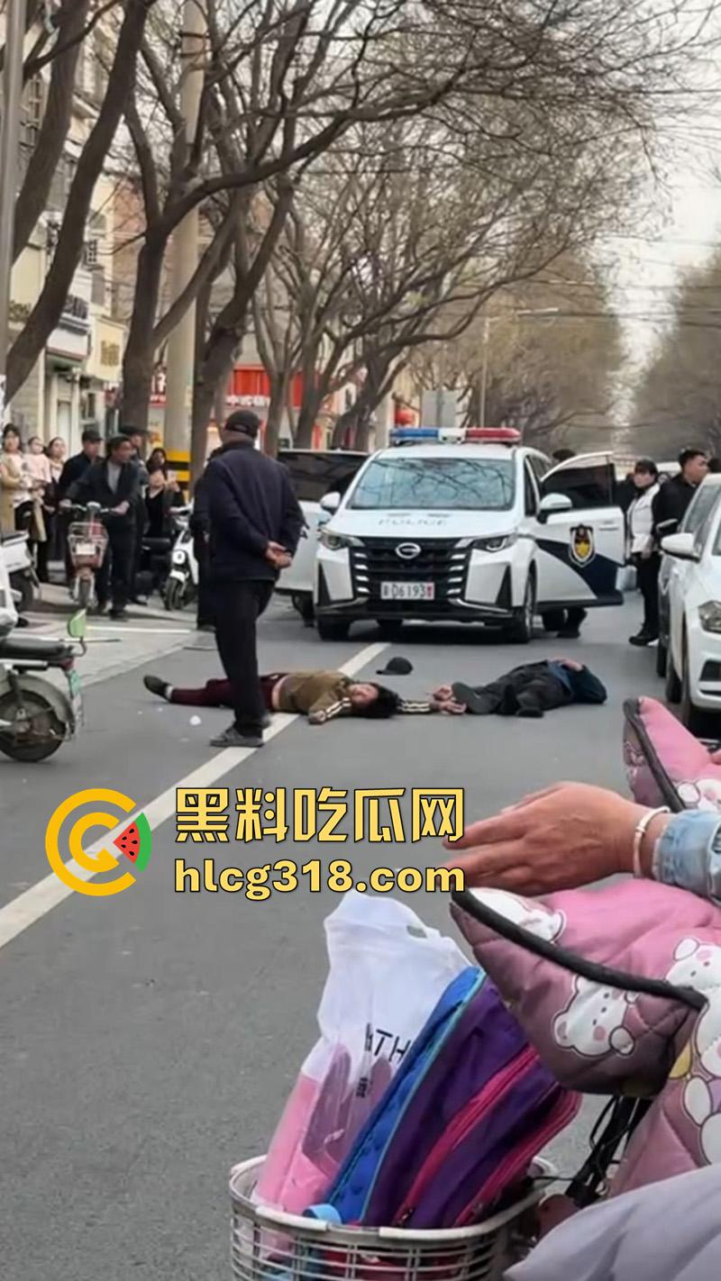 儿子为小三当街对战父母,爸妈泼皮无赖当街撒泼,儿子发疯暴怒当街殴打,这是要把儿子送进去啊!-8