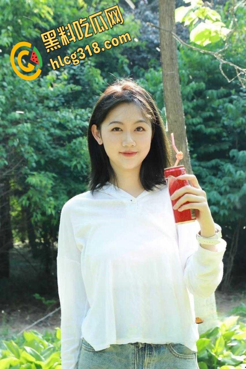 酒吧约炮高颜值嫩妹,竟是高中校友,连体开档黑丝害羞的用手挡,回家路上车震口爆!-1