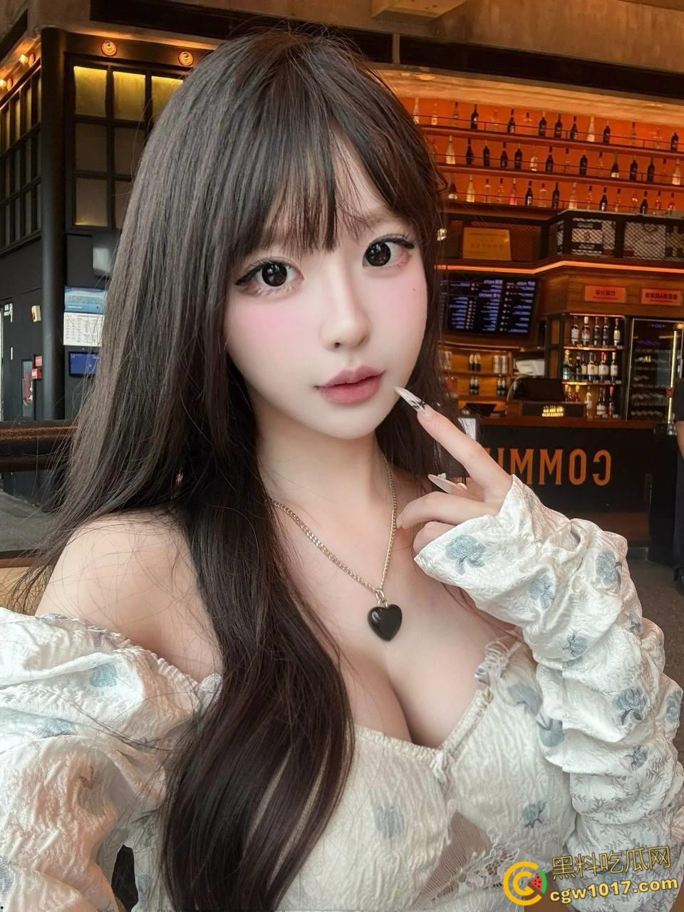 看到姐姐的白丝玉足,饭都不吃了让姐姐帮我口交,把老姐按在桌子上爆操,回到酒店接着口爆颜射!-3