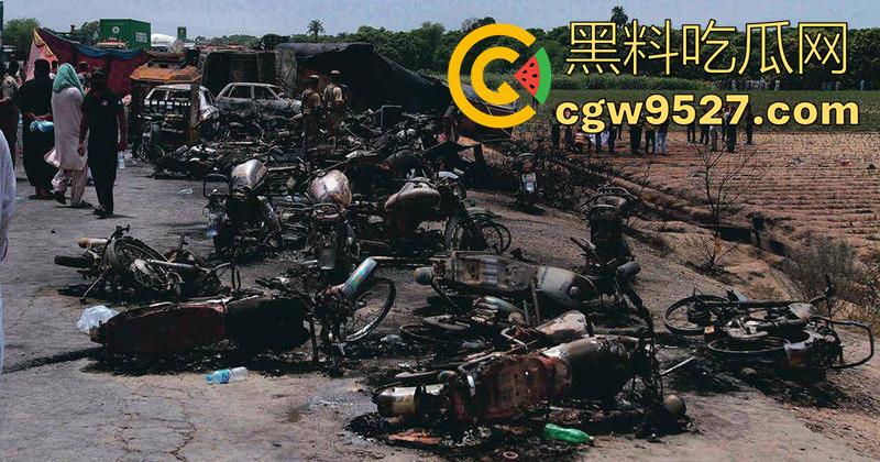 油罐车爆炸恐怖现场,造成77人死亡,鸡巴都给烧焦了,原始风味大烧烤,实在太惨了!-2