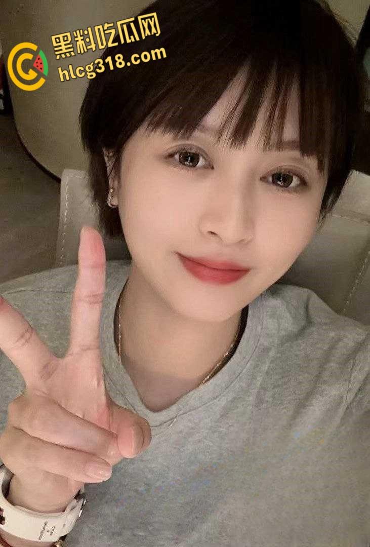 上海短发少妇【Ivy未央】,公务员外衣下的熟女尤物,性感白虎粉嫩诱惑,各种露出寻求刺激 !-1