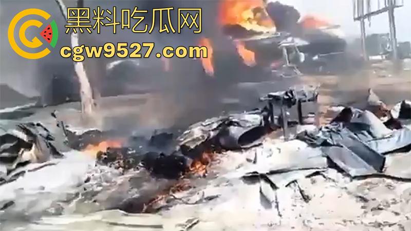 油罐车爆炸恐怖现场,造成77人死亡,鸡巴都给烧焦了,原始风味大烧烤,实在太惨了!-7
