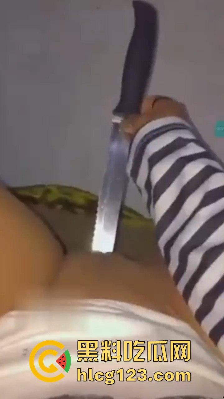 命悬一线的自慰方式？国外白虎妹用长刀自慰，刀光剑影间的快感与危险齐飞！-6