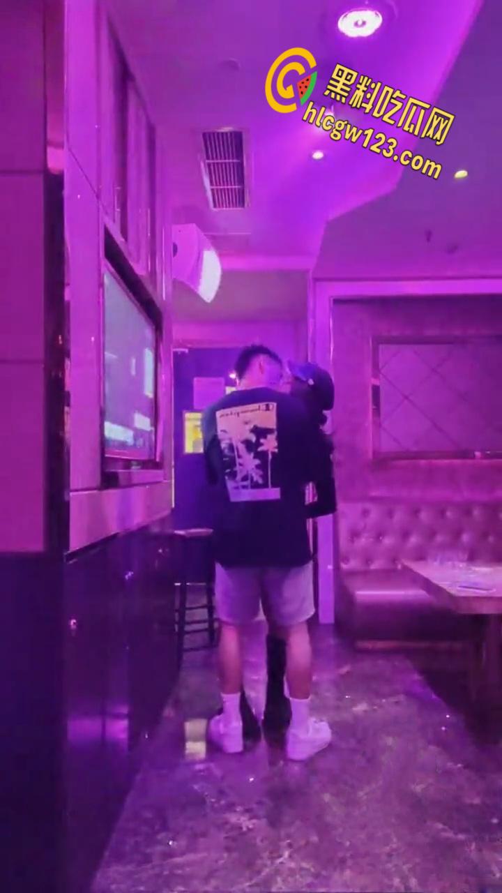 KTV包间里拥吻,衣着暴露的女同学深入短裤抚摸,卫生间激情口交站立后入打桩 !-5