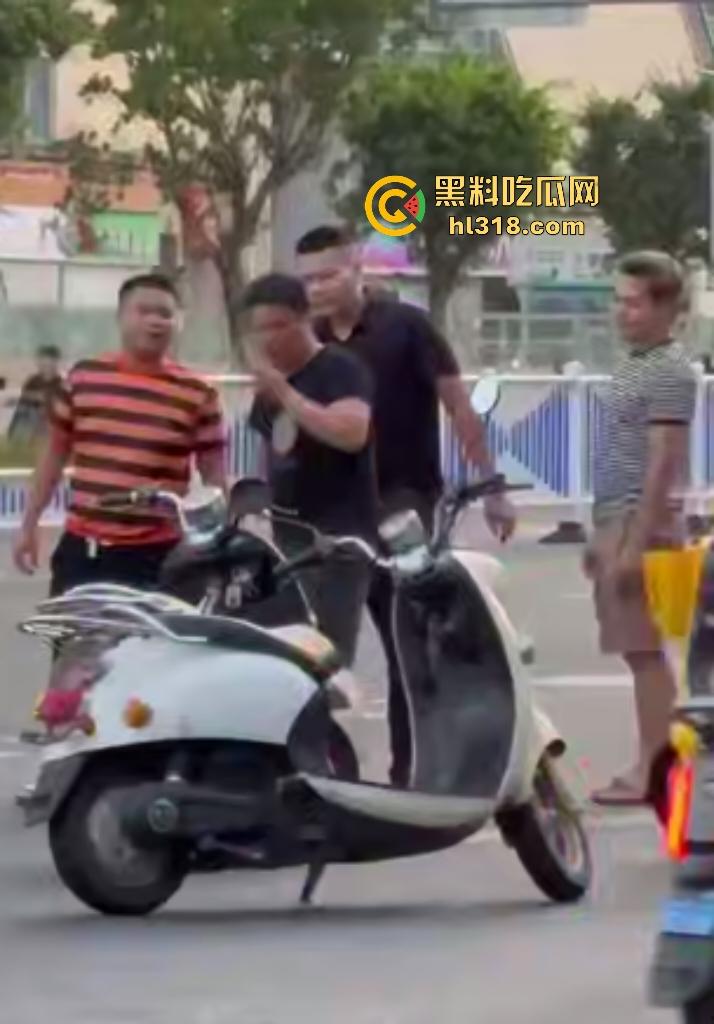 南宁街头两电动车直行左转引矛盾,黑衣男被打出血摇人反杀,刚刚还嚣张的对手直接秒趴!-1