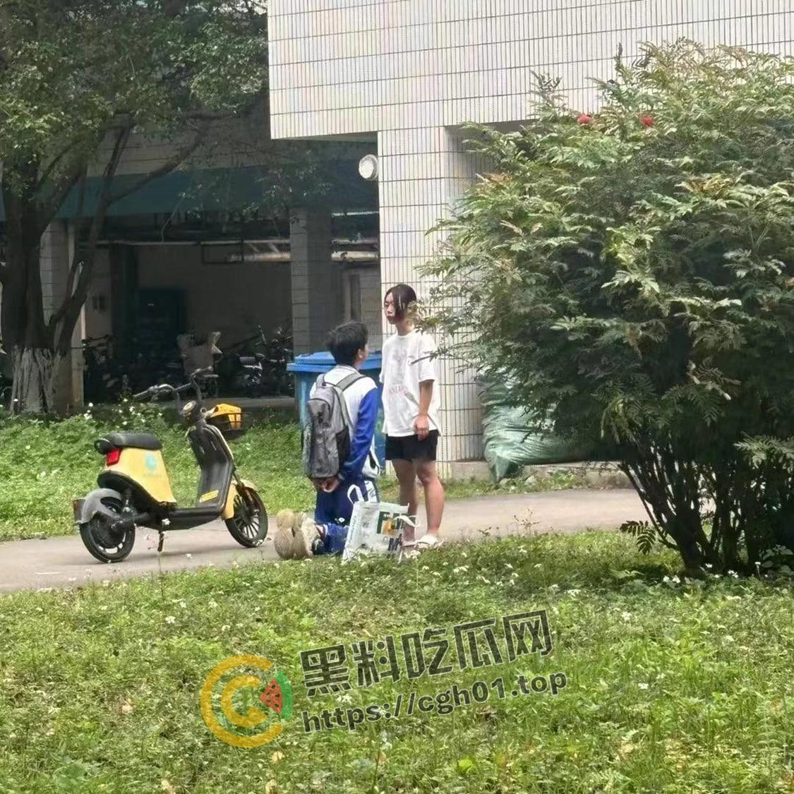 华南农业大学大瓜!高中生小男友跪宿舍楼下求原谅 被大学女友狂扇巴掌 吃瓜现场直达-1